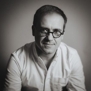 Czrno-białe zdjęcie portretowe Doktora Macieja Dybowskiego